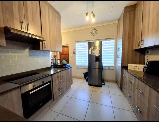 6 BEDROOM HOUSE FOR SALE IN LINMEYER